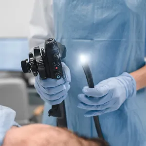 En person som utfører koloskopi