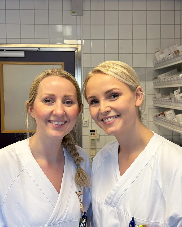 Et par kvinner i hvite laboratoriefrakker
