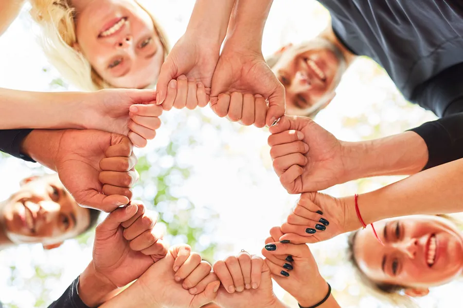 Illustrasjon for samhandling - hender som holder