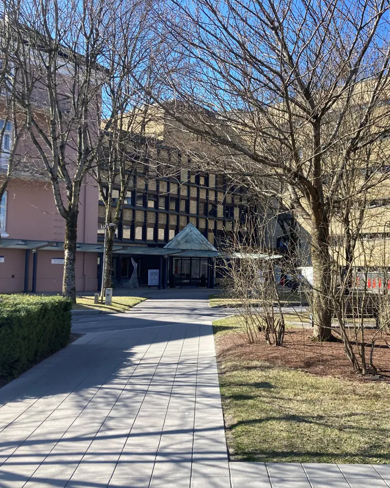 Bilde av hovedinngangen til sykehuset i Skien