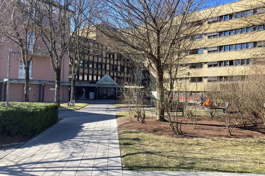 Bilde av hovedinngangen til sykehuset i Skien