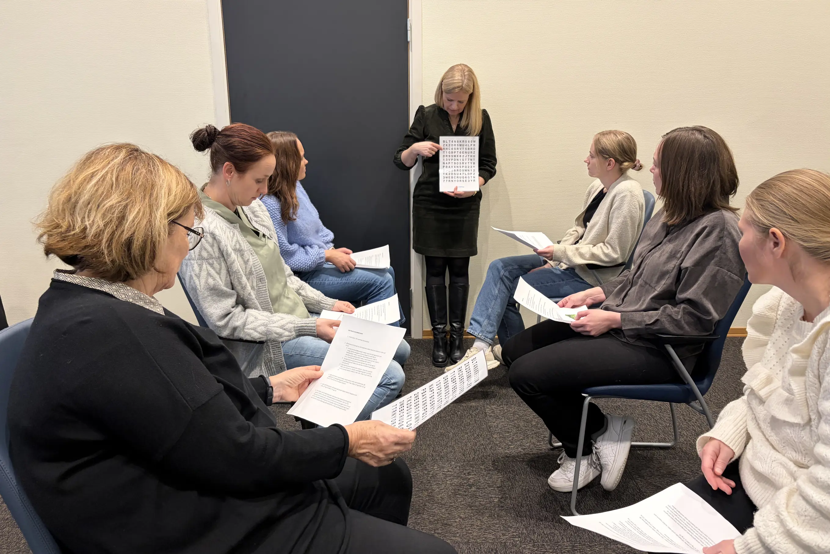 Workshop i synsrehabilitering hvor et av temaene var trening av øyemotorikk. Syv personer sitter i ring.