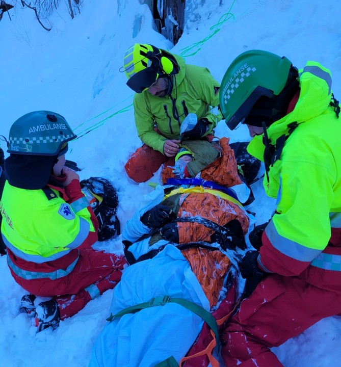 Beredskapsøvelse i snøen, med tre personer og en person på båre
