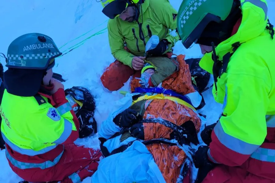 Beredskapsøvelse i snøen, med tre personer og en person på båre