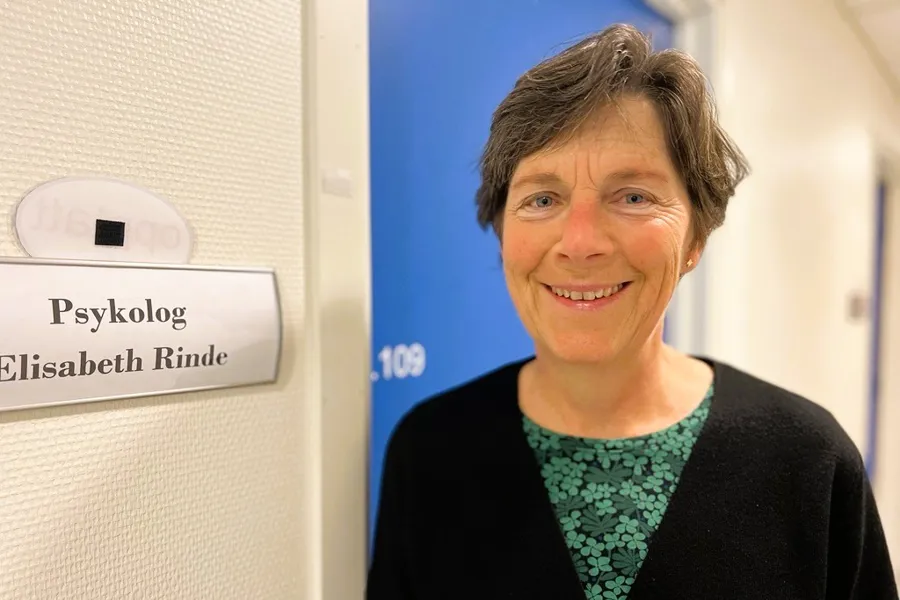 Psykolog Elisabeth Rinde Rønning står utenfor kontoret sitt på sykehuset