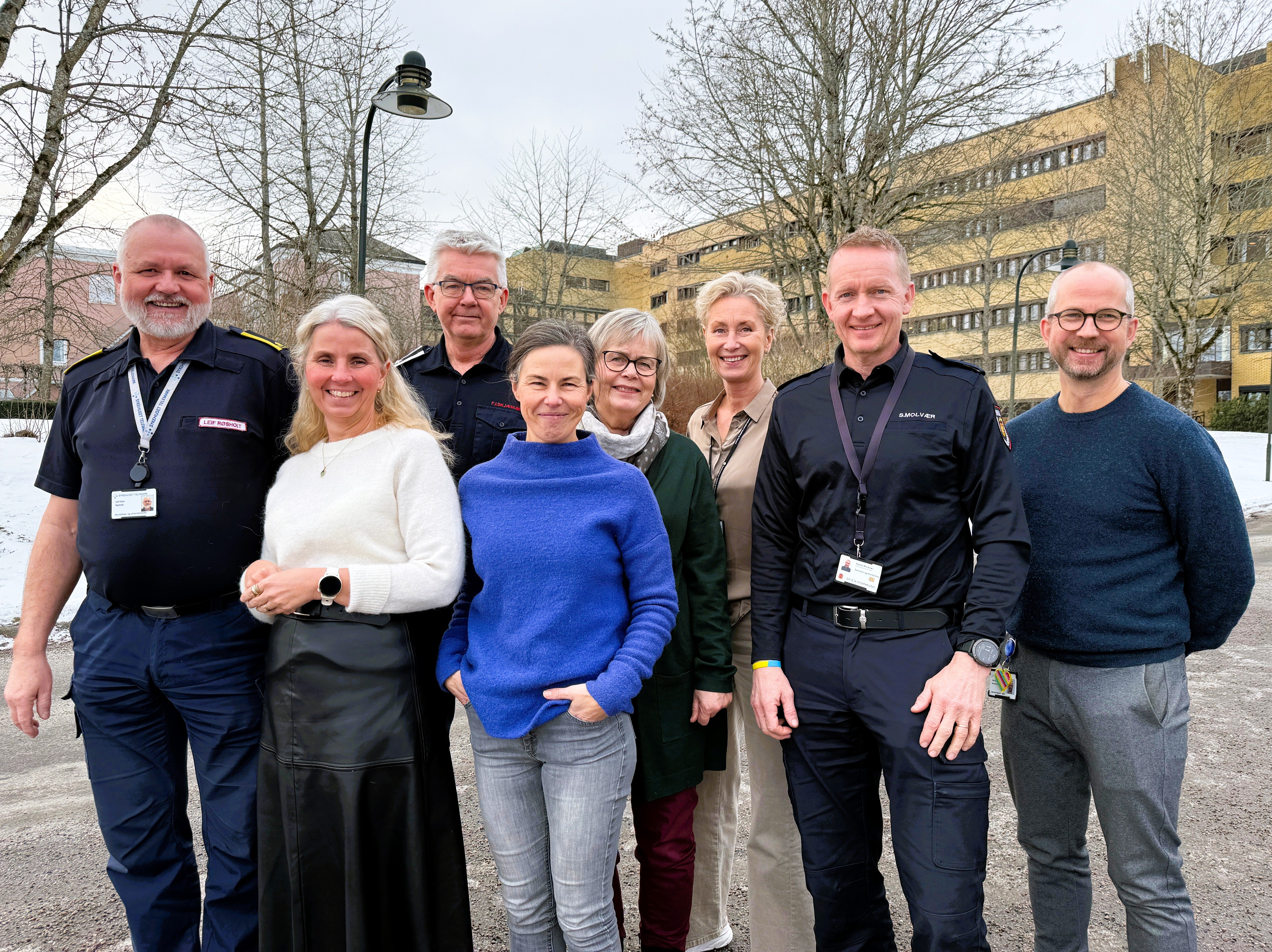 8 personer står foran sykehuset