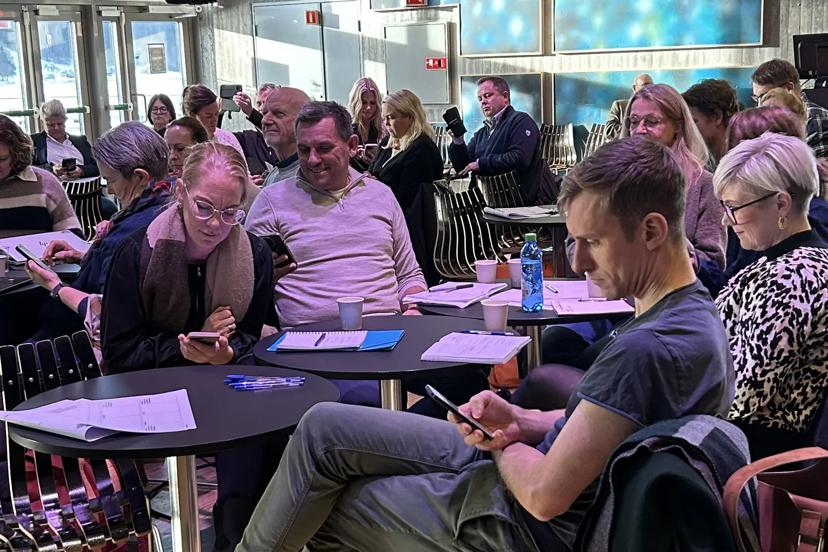 På bildet ser vi ivrige deltakere som stemmer og rangerer de ulike forslagene