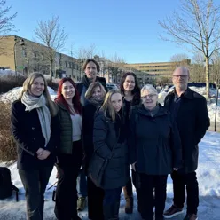 Bilde av åtte medlemmer i Forskningsråd Psykisk helse står utenfor Sykehuset Telemark