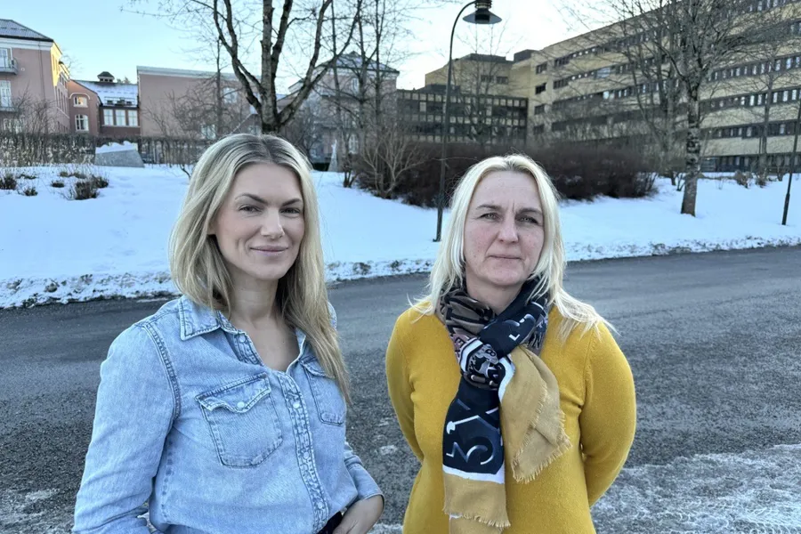 Hege Kleiv og Amila Hasic står utenfor Sykehuset Telemark