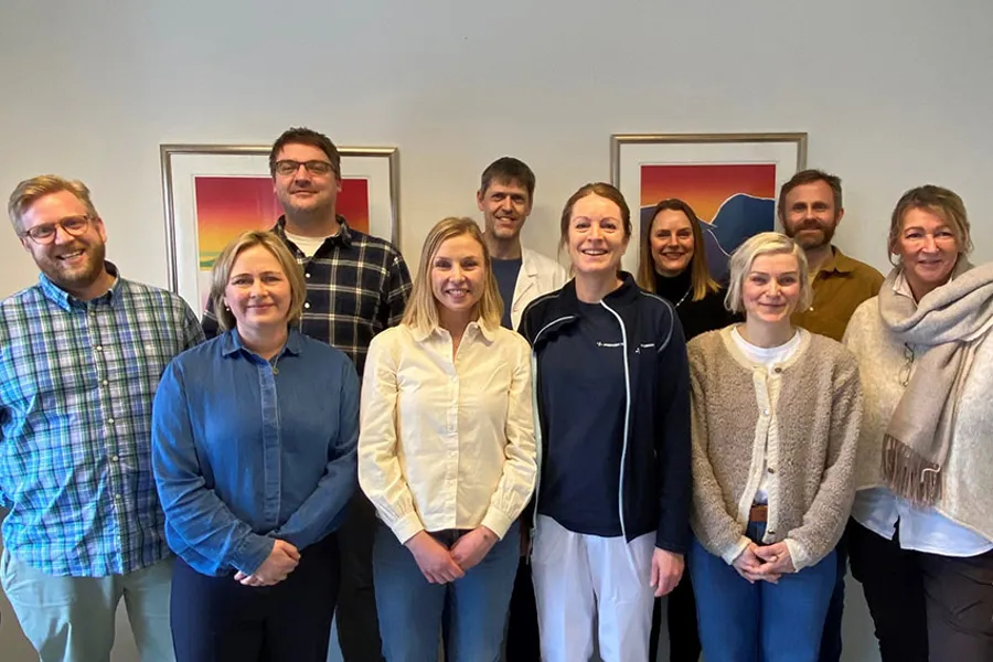 En gruppe mennesker som poserer for et bilde