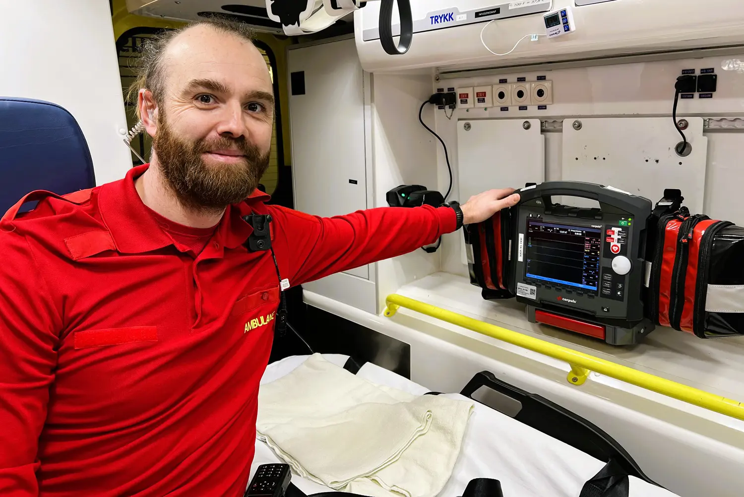 Ambulansearbeider med den nye multimonitoren
