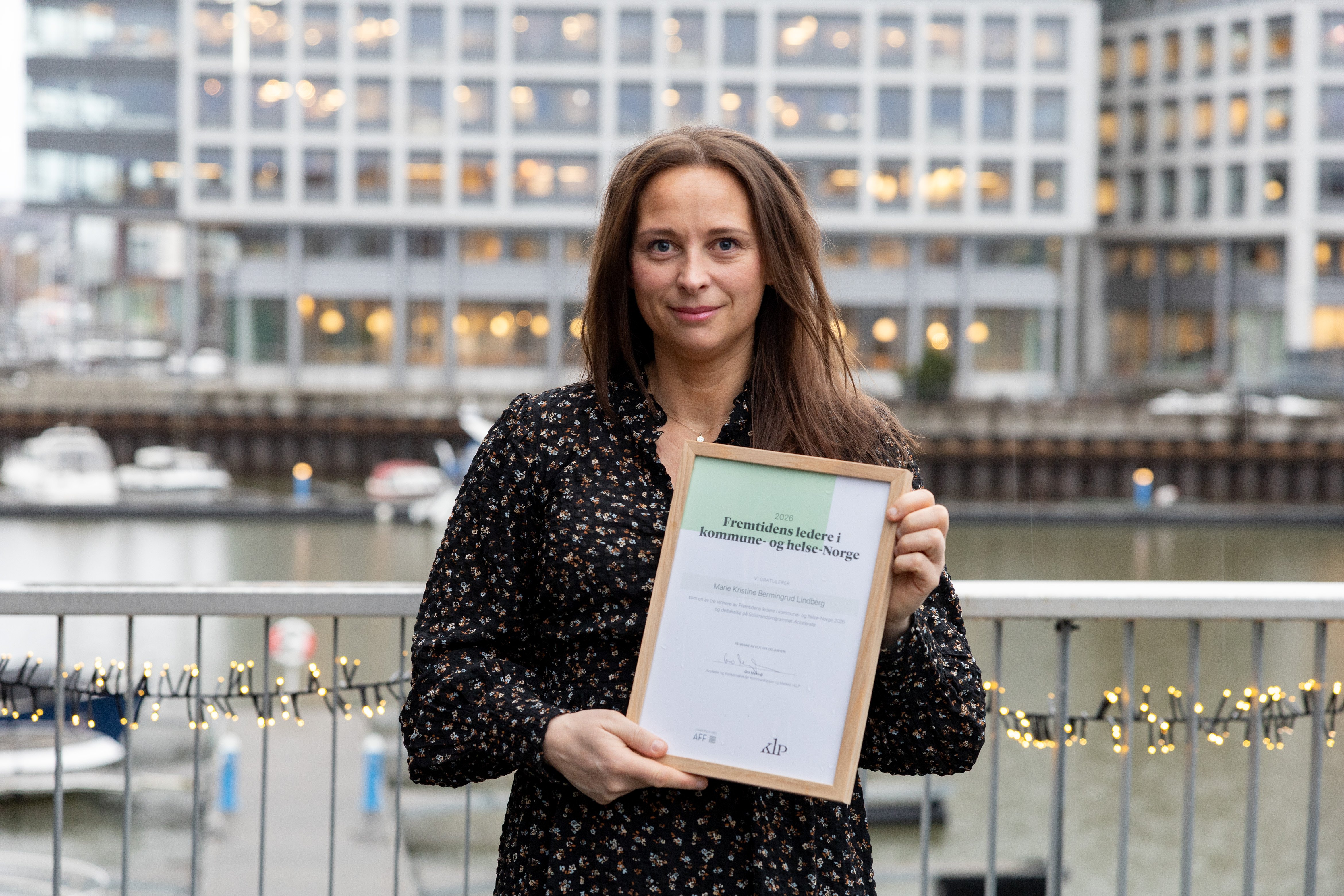 Marie Kristine Bermingrud Lindberg holder fram beviset på at hun har blitt kåret til en av tre fremtidens ledere