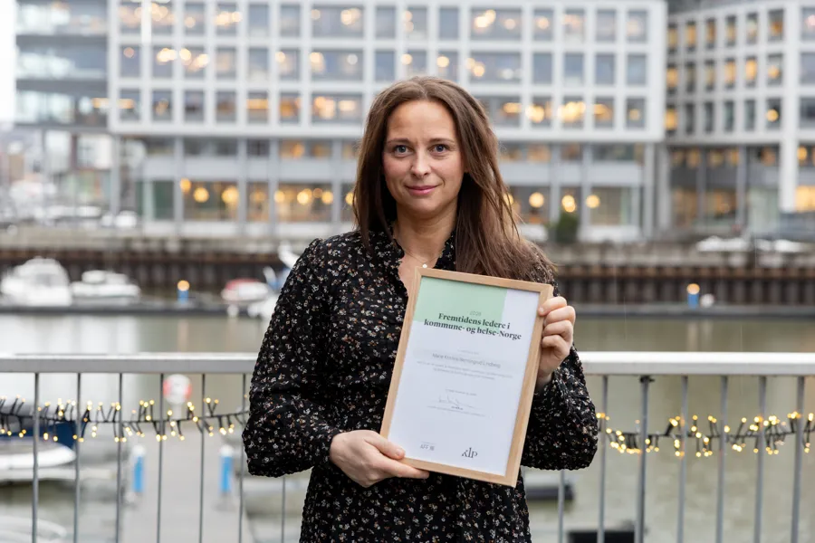 Marie Kristine Bermingrud Lindberg holder fram beviset på at hun har blitt kåret til en av tre fremtidens ledere