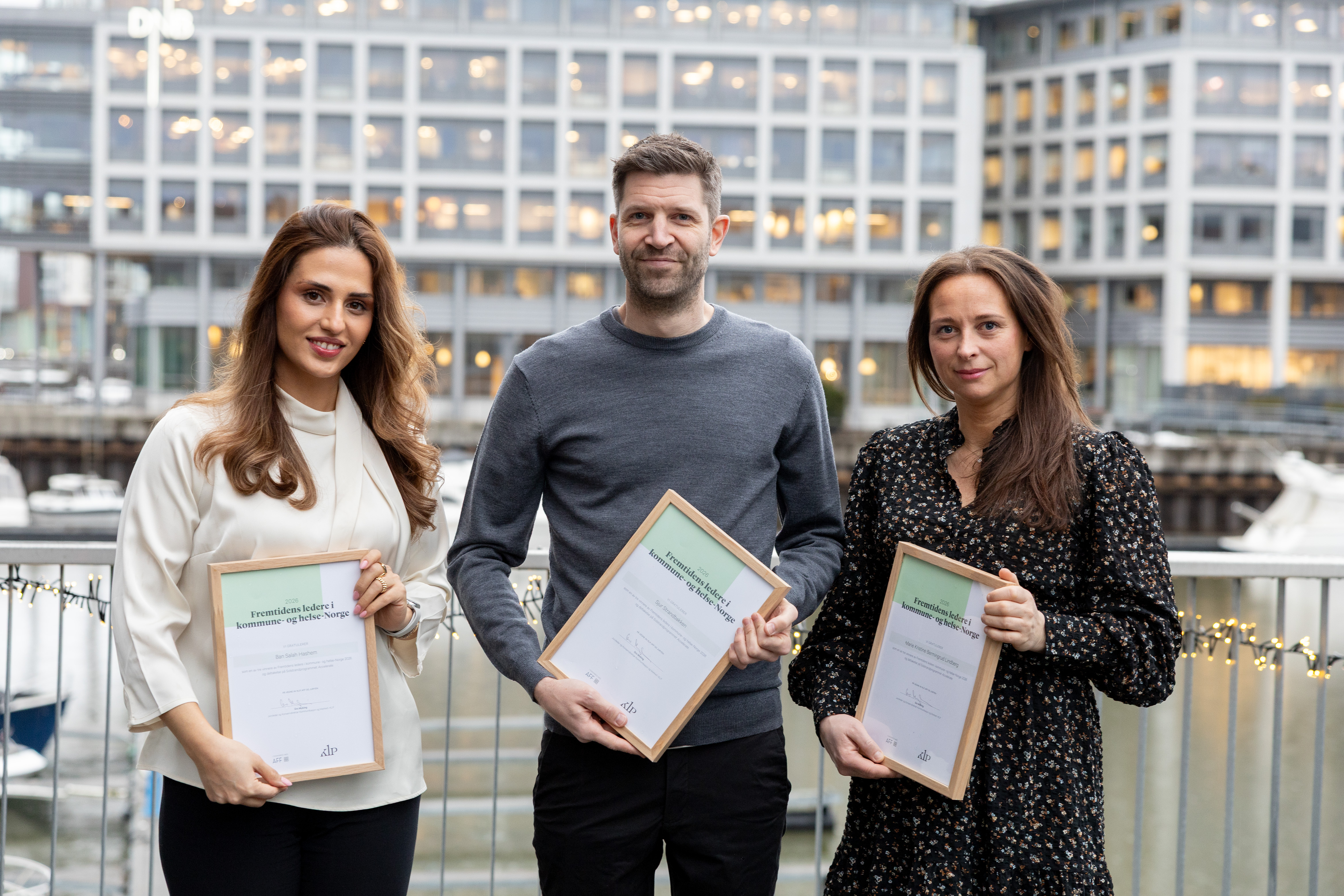 De tre vinnerne holder hver sitt diplom opp