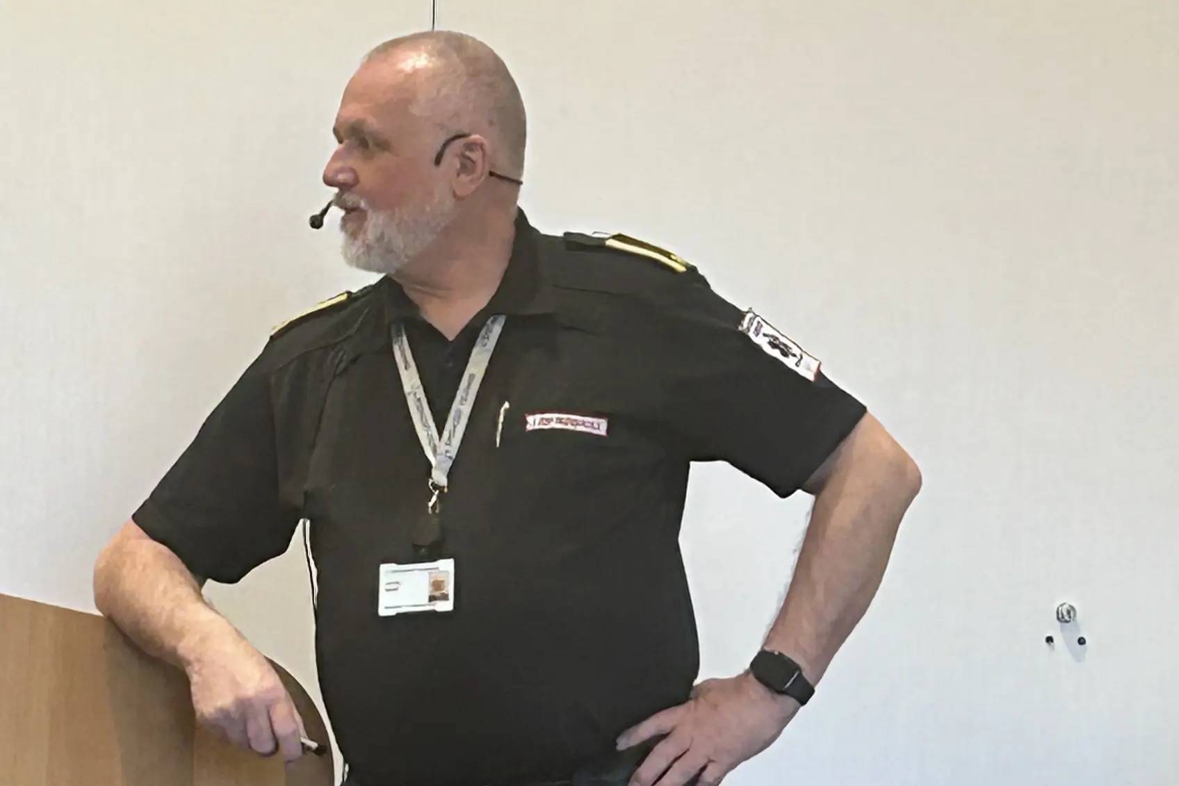 En mann med skjegg og bart