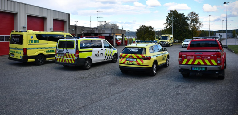 Bilde av ambulanse, politibil og brannbil