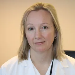 En kvinne iført hvit skjorte