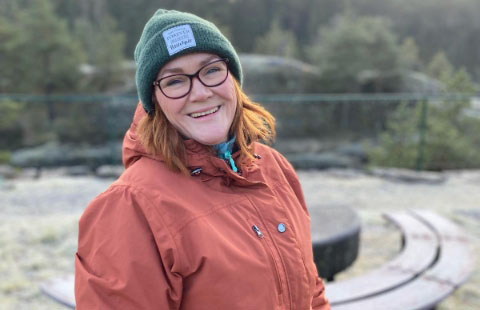 En kvinne med hatt og briller