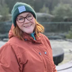 En kvinne med hatt og briller