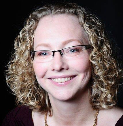 En kvinne med krøllete hår