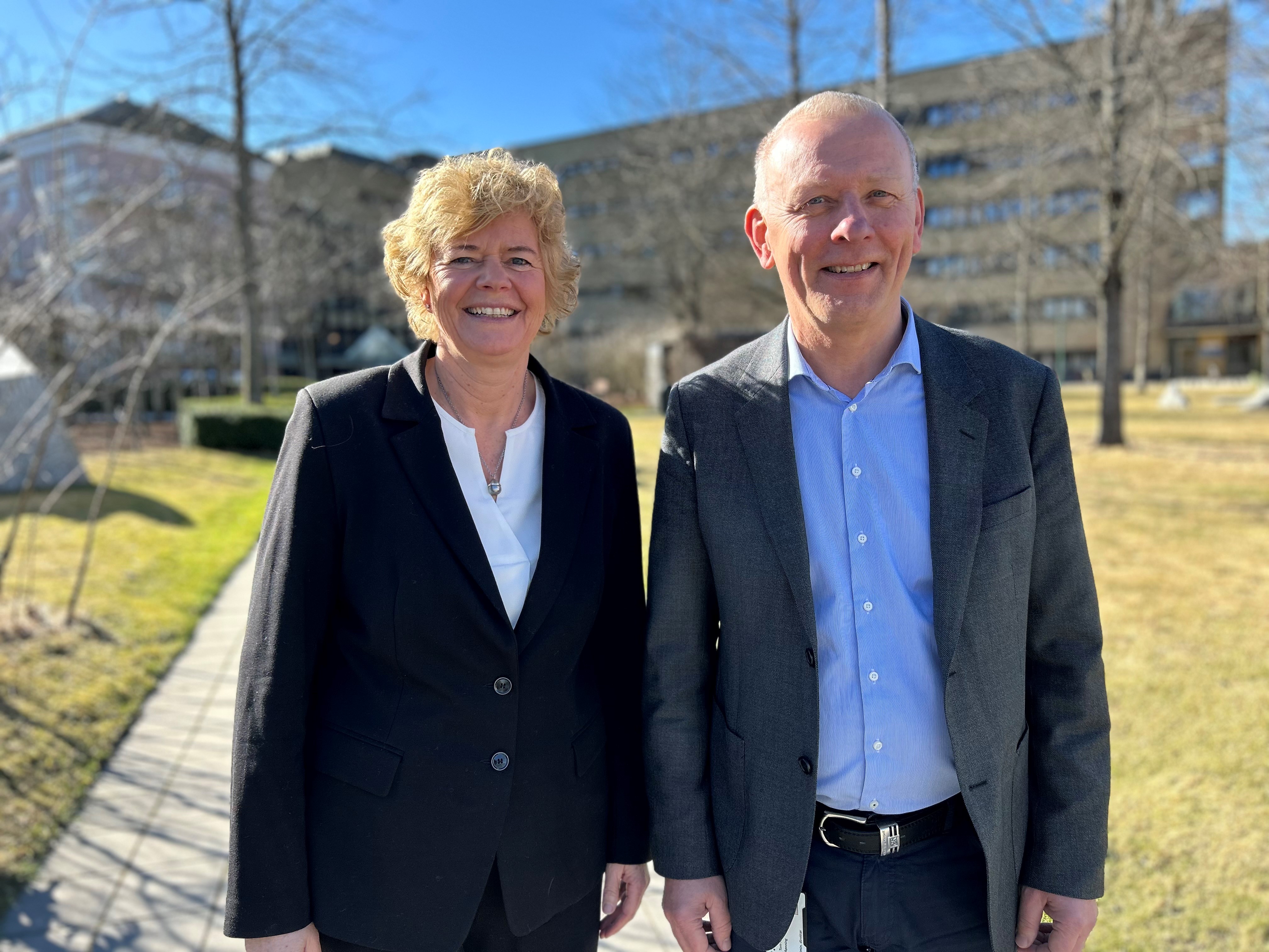 Anne Biering og Tom Helge Rønning foran Sykehuset Telemark i Skien