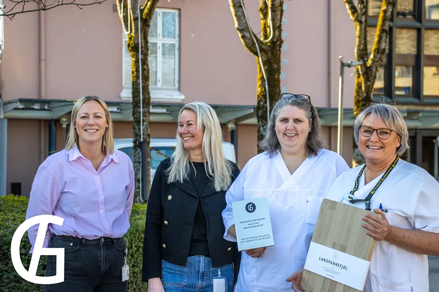 Fire ansatte tok imot prisen på vegne av Sykehuset Telemark