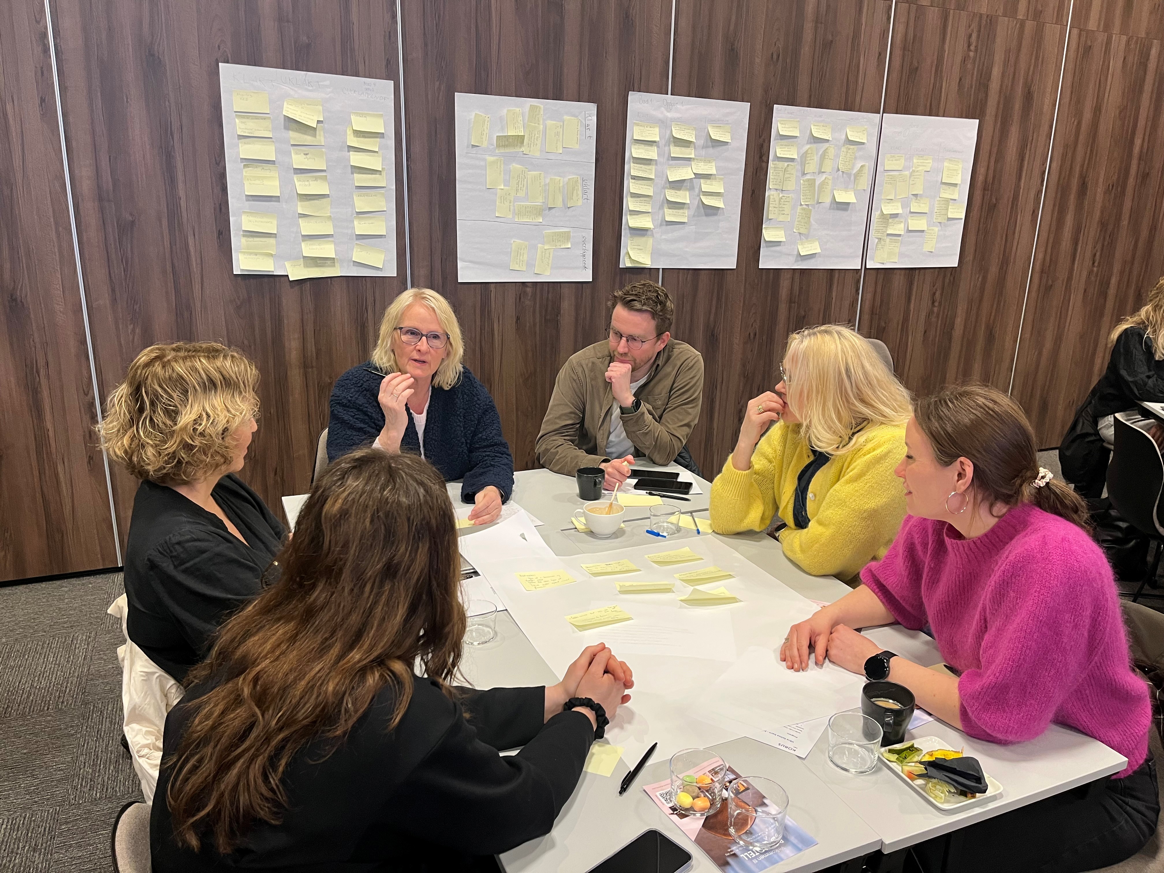 En gruppe mennesker som sitter rundt et bord