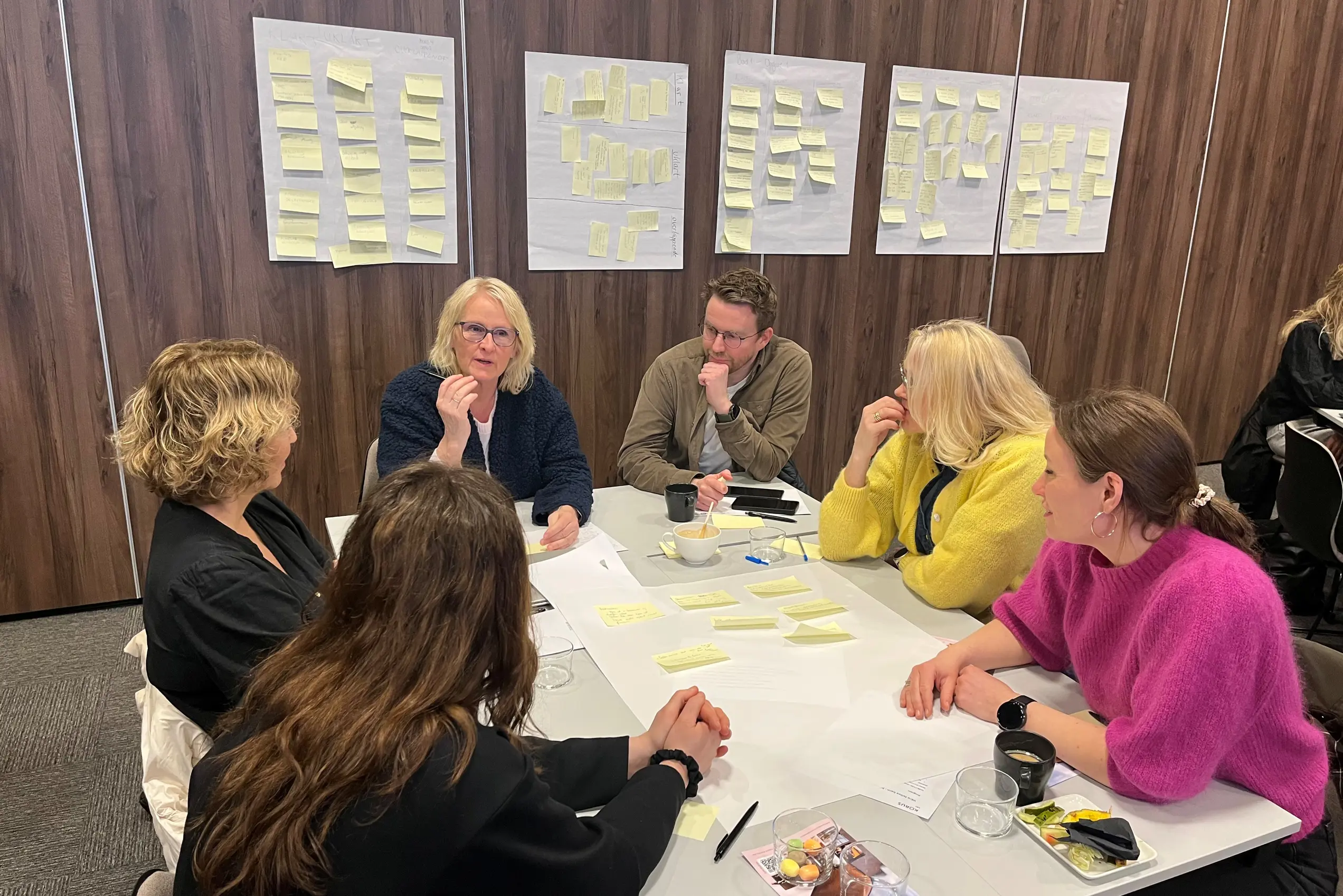 En gruppe mennesker som sitter rundt et bord