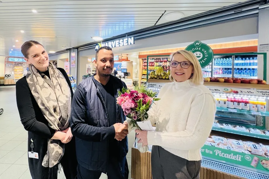 En gruppe mennesker som poserer for et bilde