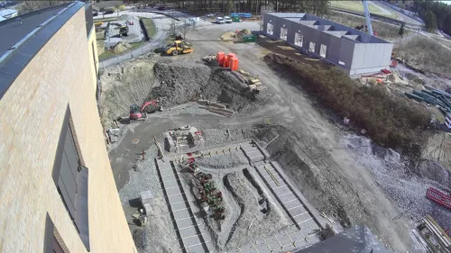 Byggingen er i gang:Energisentralbygget reiser seg og grunnarbeider til gulvet i Ambulansehallen har startet.