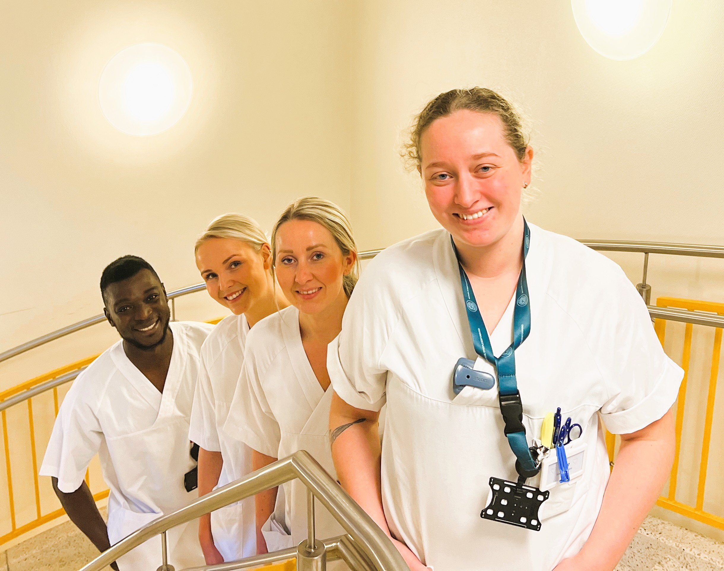 Fire ansatte står i trappa på Notodden sykehus