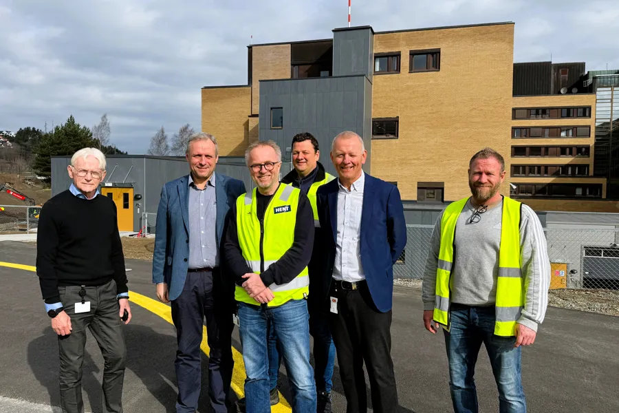 Christian Brødreskift, Morten Nilsen, Øyvind Haugen, Christian Borchgrevink Lund Andersen, Tom Helge Rønning og Owe Holm på landingsplassen foran det nye akuttsenteret.