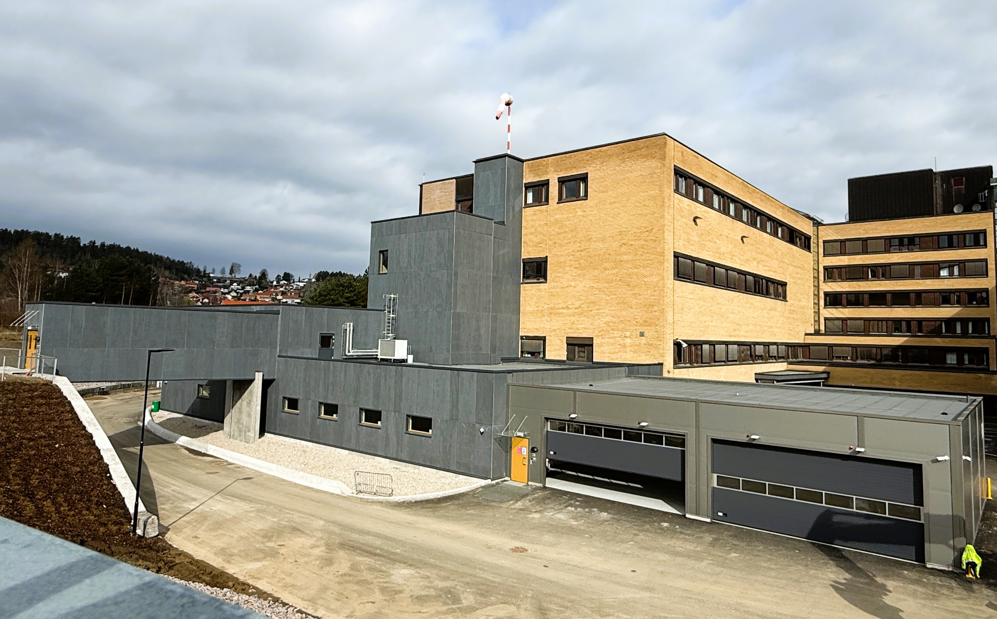 En bygning med et flagg på toppen