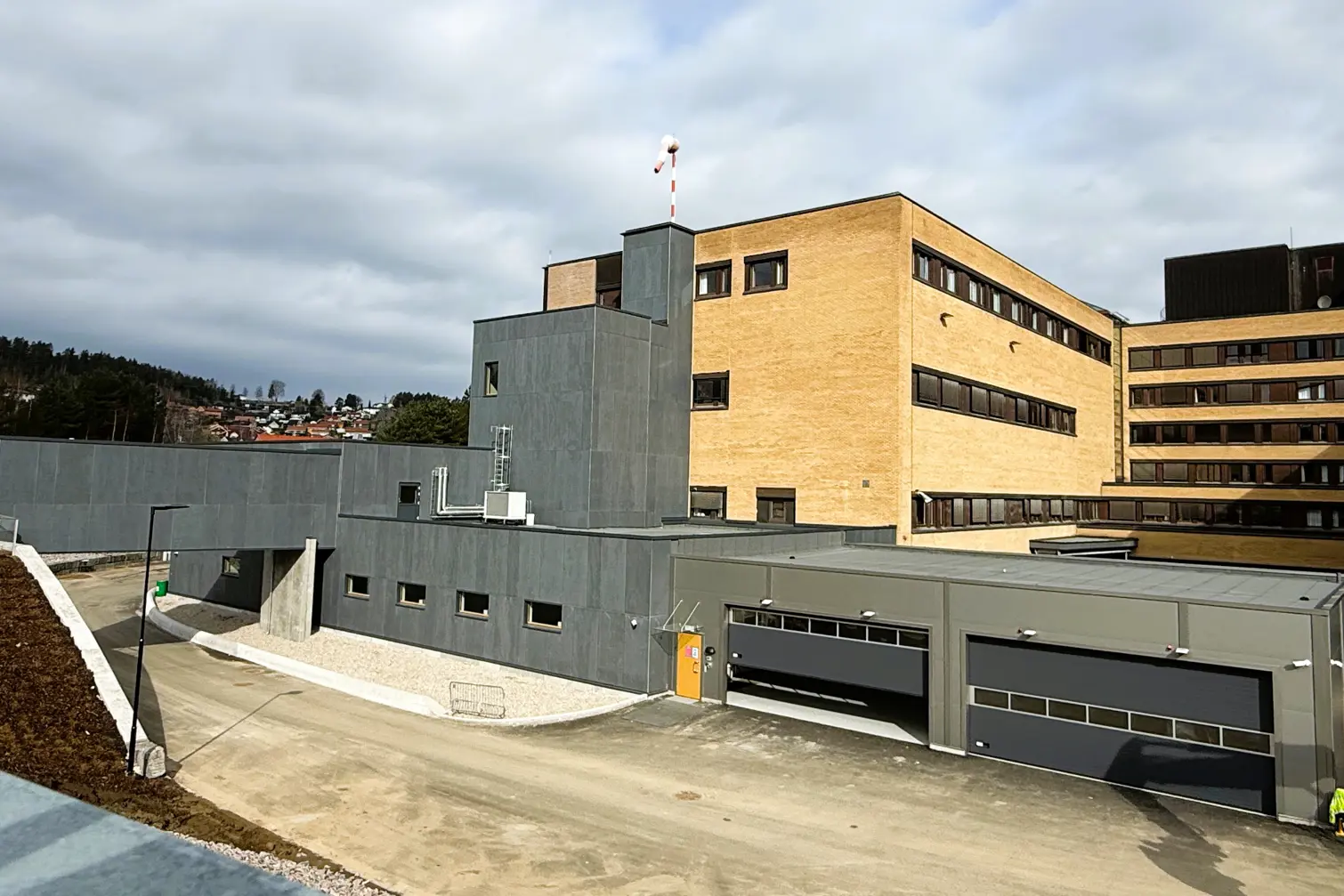 En bygning med et flagg på toppen