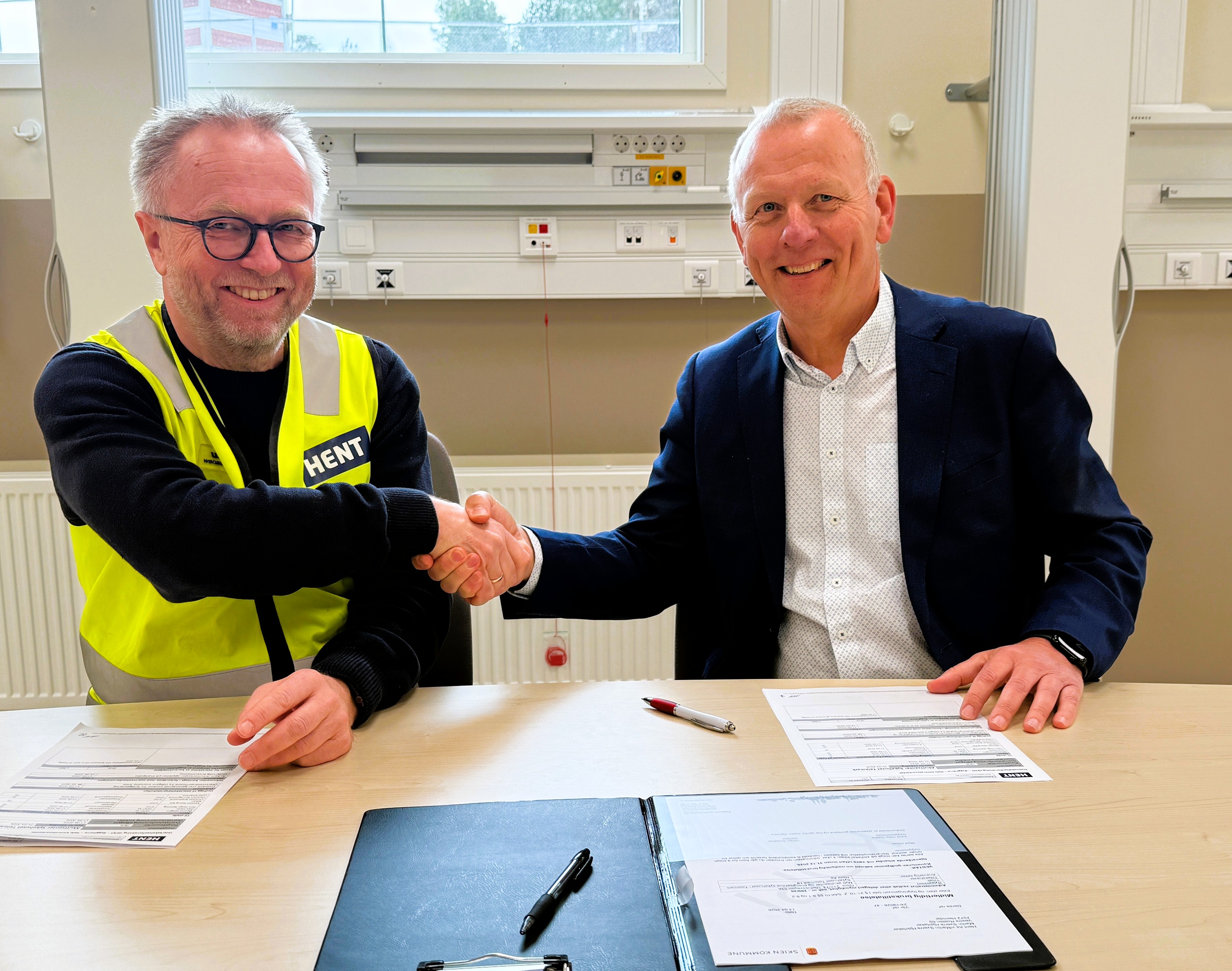 Øyvind Haugen fra HENT signerte overtakelsen sammen med Tom Helge Rønning