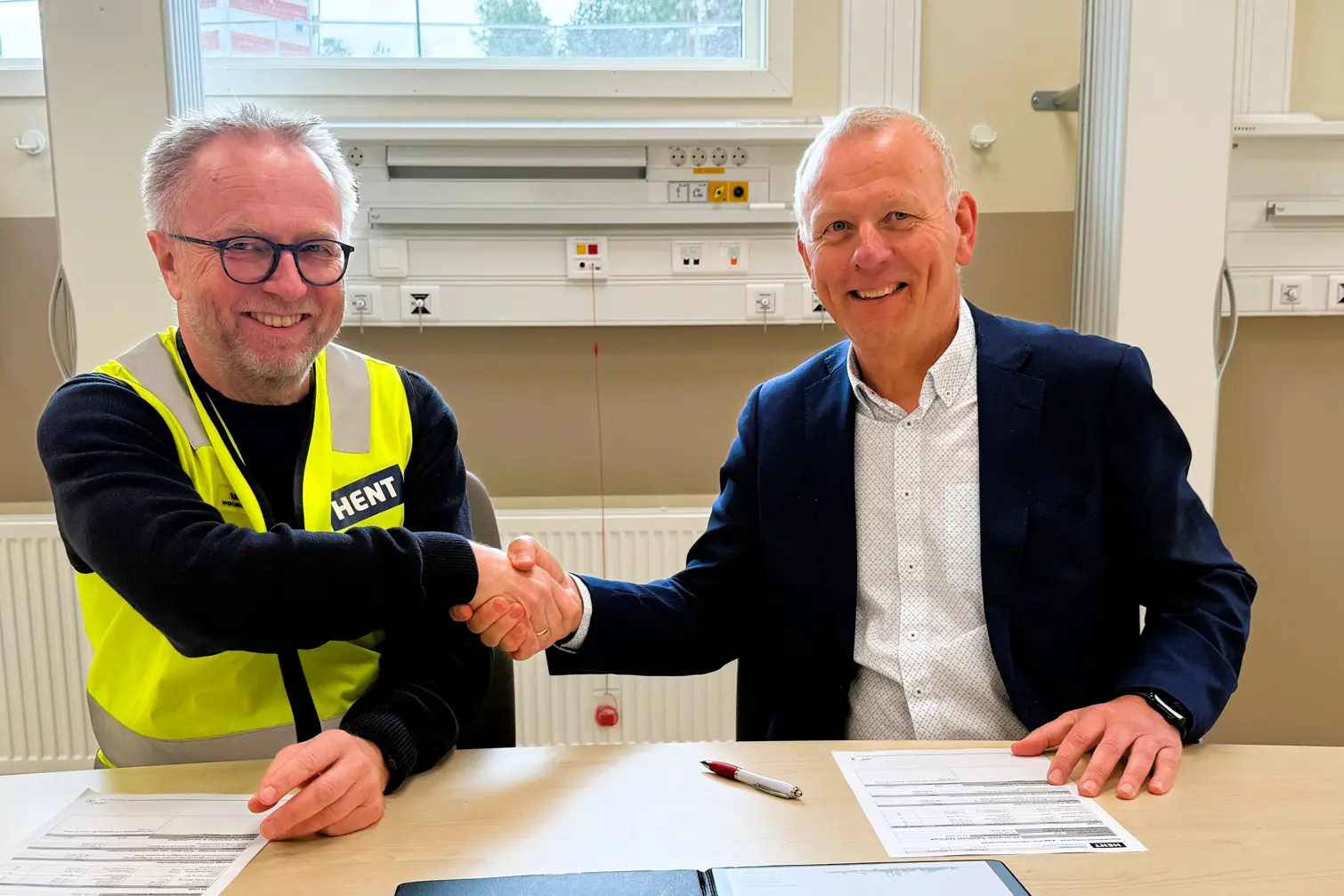 Øyvind Haugen fra HENT signerte overtakelsen sammen med Tom Helge Rønning