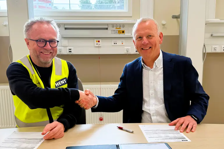 Øyvind Haugen fra HENT signerte overtakelsen sammen med Tom Helge Rønning