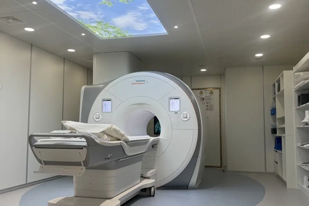 En sykehusseng i et sykehusrom