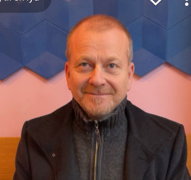 En skallet mann med skjegg