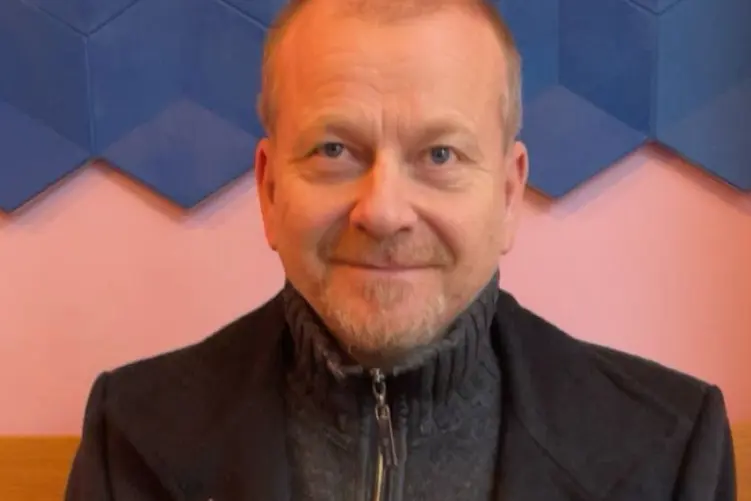 En skallet mann med skjegg