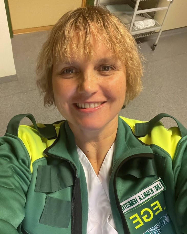 En person som smiler til kameraet