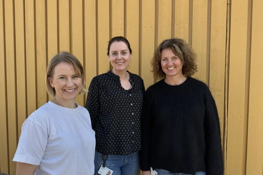 Trine Faye Rode Skarholt, Kristin Skudal og Hege Kersten foran bygg 70 på Sykehuset Telemark
