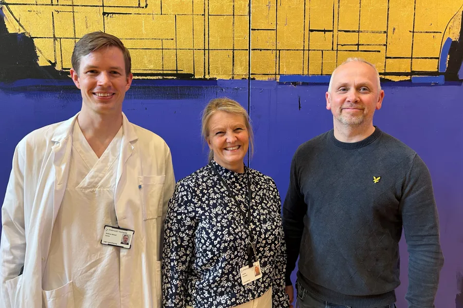 En gruppe mennesker som poserer for et bilde