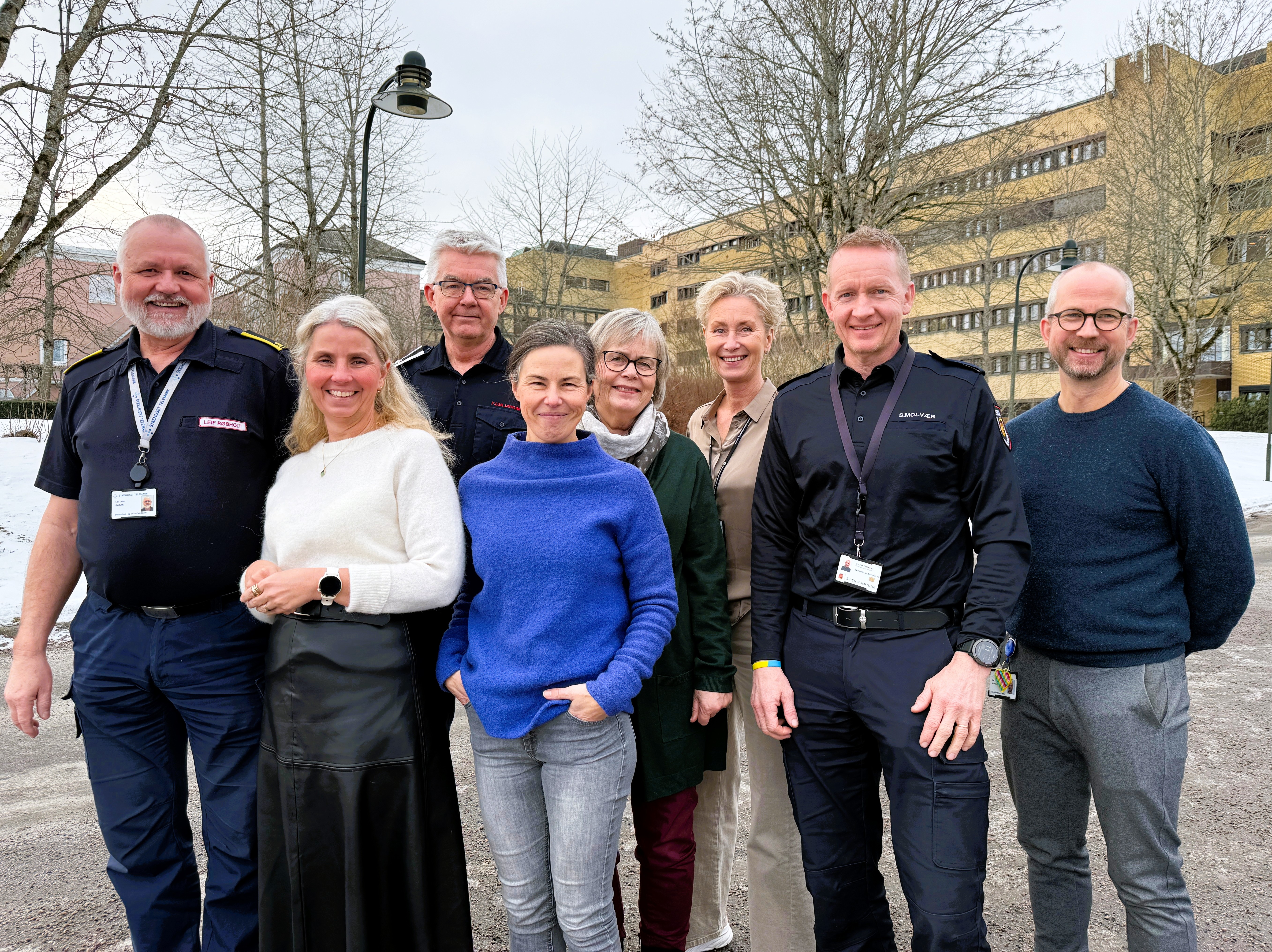 Leif Olav Røsholt, Silje Brugger Budal, Fred Inge Skjærum, Anne Gunhild Waagsbø-Kjellsen, Kari Gro Espeland, Carina Halvorsen, Stefan Moldvær og Ole Martin Stamland står foran sykehuset