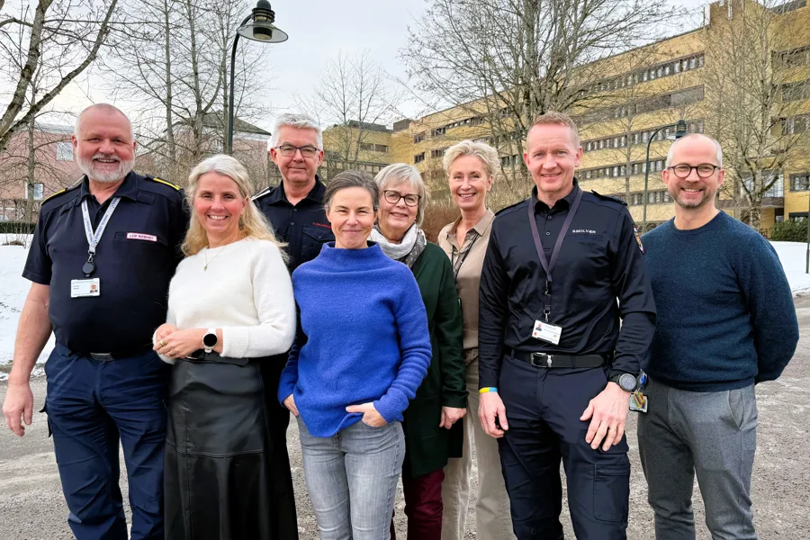 Leif Olav Røsholt, Silje Brugger Budal, Fred Inge Skjærum, Anne Gunhild Waagsbø-Kjellsen, Kari Gro Espeland, Carina Halvorsen, Stefan Moldvær og Ole Martin Stamland står foran sykehuset
