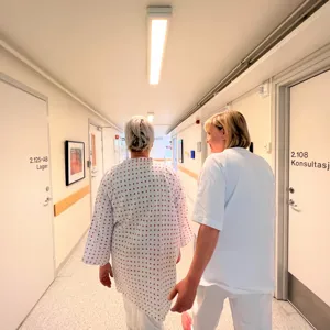 Et par kvinner som går nedover en korridor