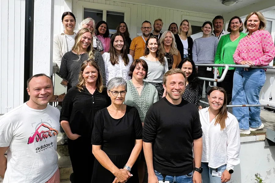 En gruppe mennesker som poserer for et bilde