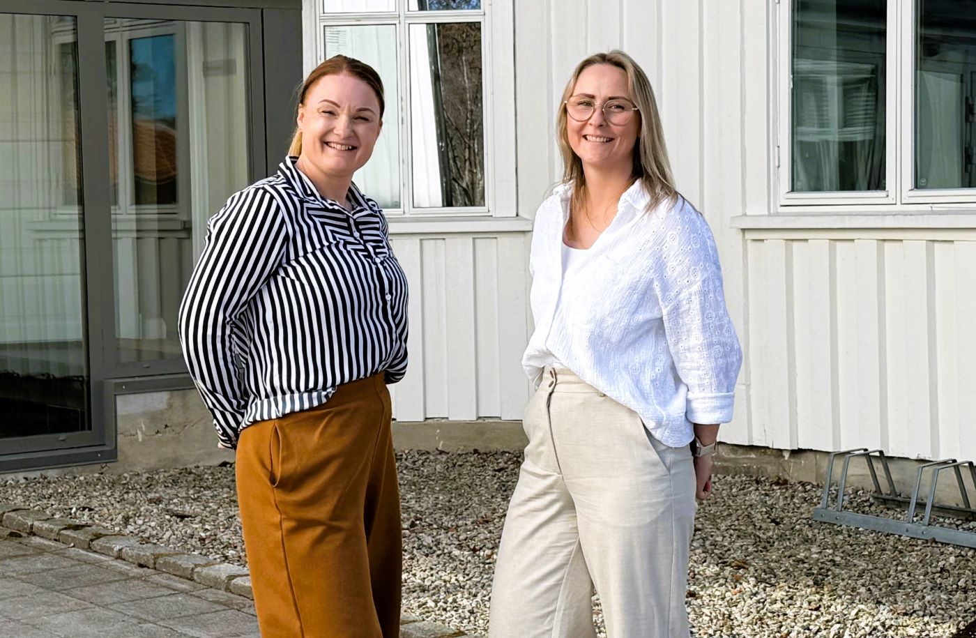 En mann og en kvinne står utenfor en bygning