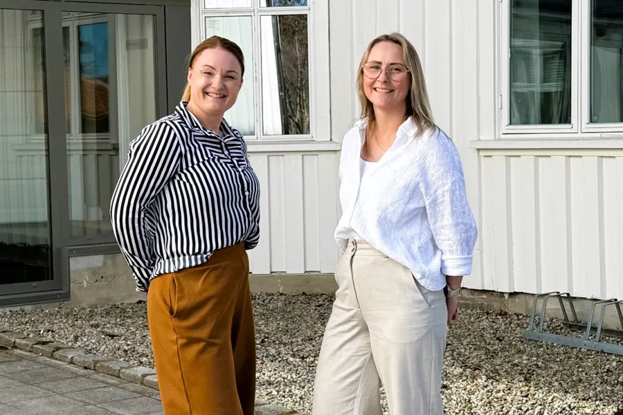 En mann og en kvinne står utenfor en bygning