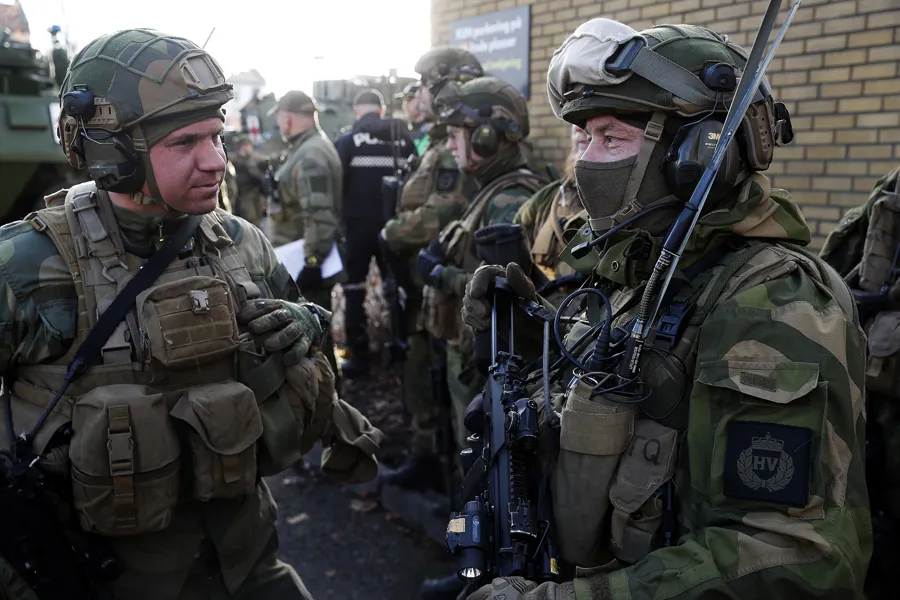 En gruppe soldater i uniform